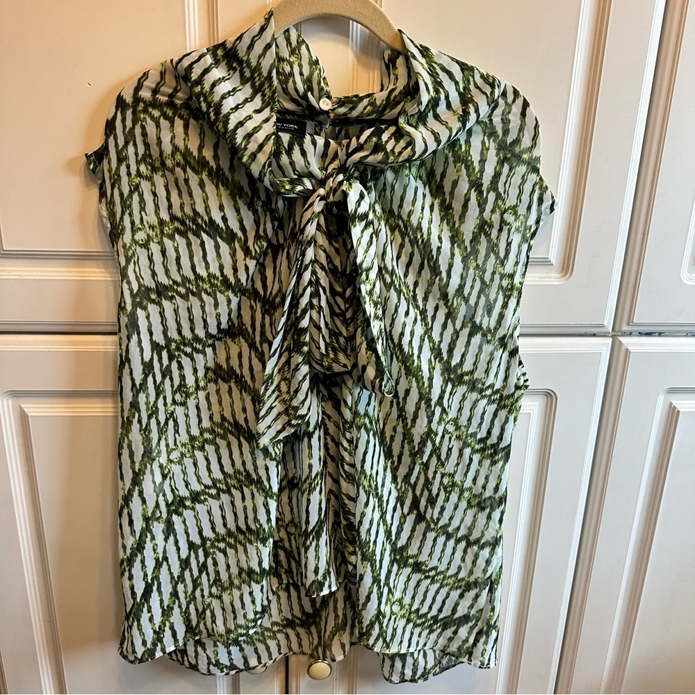 Jones New York Green Patterned Tie-Neck Sleeveless Blouse
